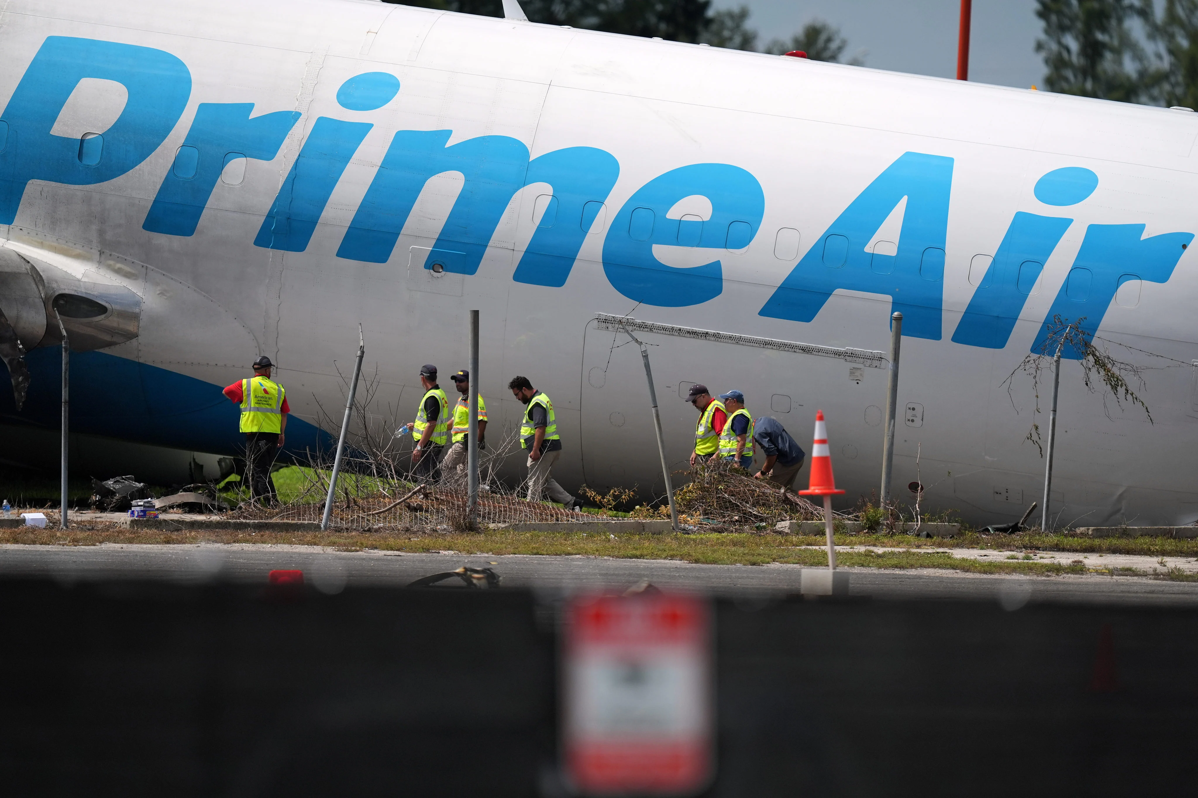เจ้าหน้าที่กำลังตรวจสอบซากเครื่องบิน ภาพ: AP