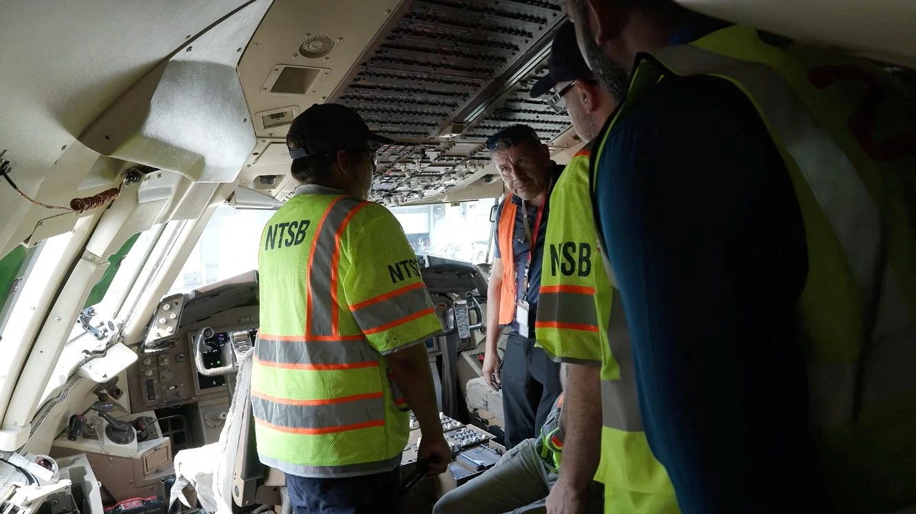 เจ้าหน้าที่กำลังตรวจสอบห้องนักบิน ภาพ: NTSB ผ่าน Reuters