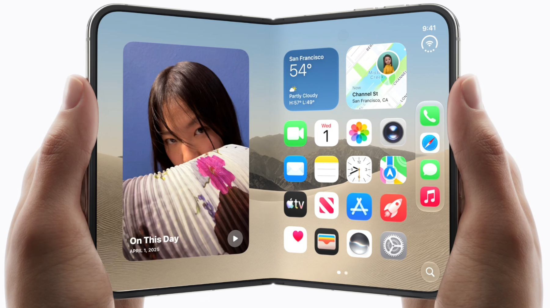 ภาพ iPhone Duo แบบพับได้ในมือผู้หญิง กำลังถูกกางออกเหมือนหนังสือ