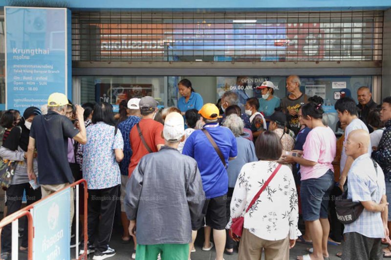 ฝูงชนรวมตัวกันนอกธนาคารกรุงไทย สาขาตลาดบางใหญ่ จังหวัดนนทบุรี เมื่อวันที่ 4 มิถุนายน เพื่อขอความช่วยเหลือในการลงทะเบียนบัตรสวัสดิการแห่งรัฐรอบใหม่