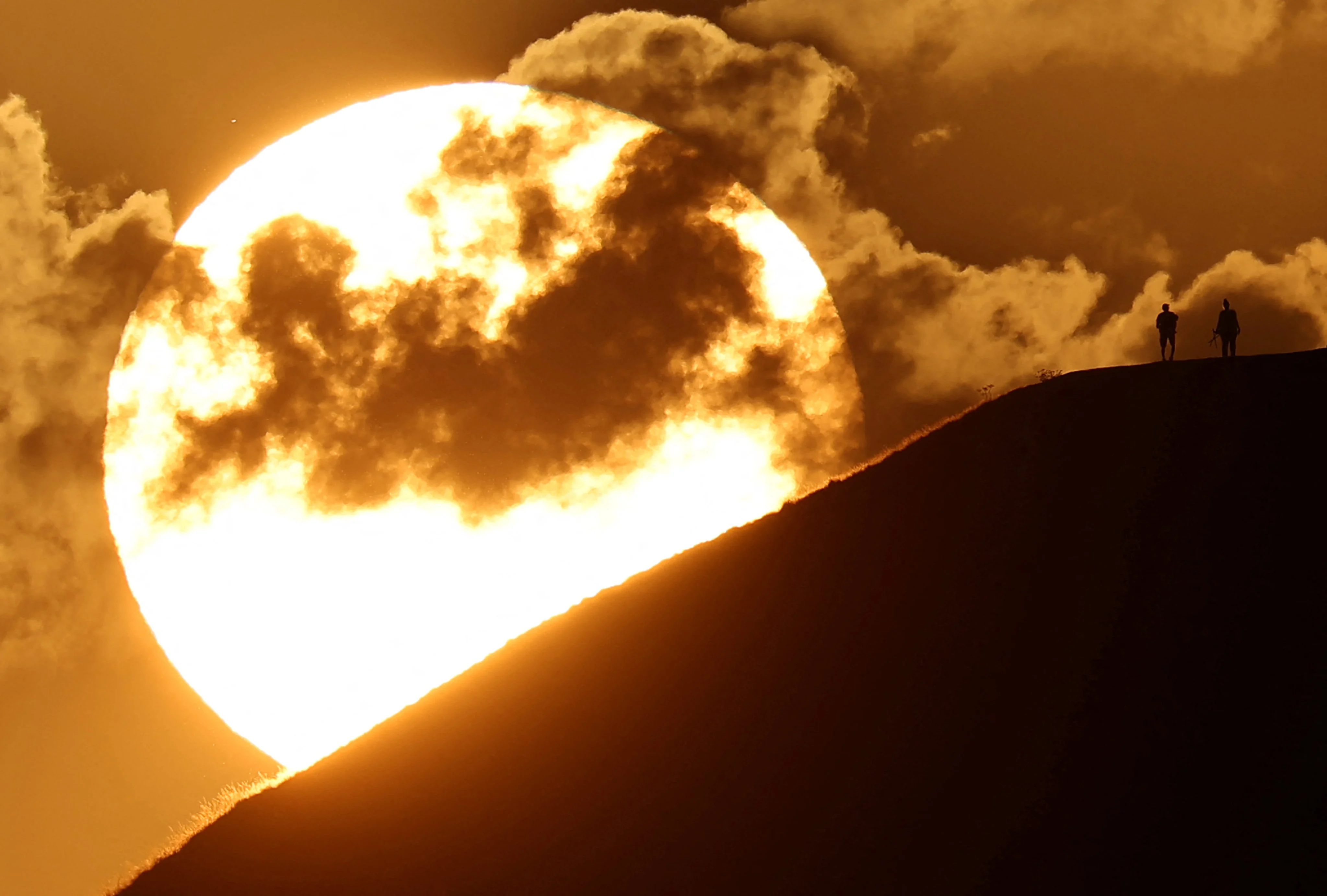 ภาพพระอาทิตย์ขึ้นเหนือ Glastonbury Tor ในช่วงที่อังกฤษเผชิญสภาพอากาศร้อนจัดเมื่อเดือนสิงหาคม