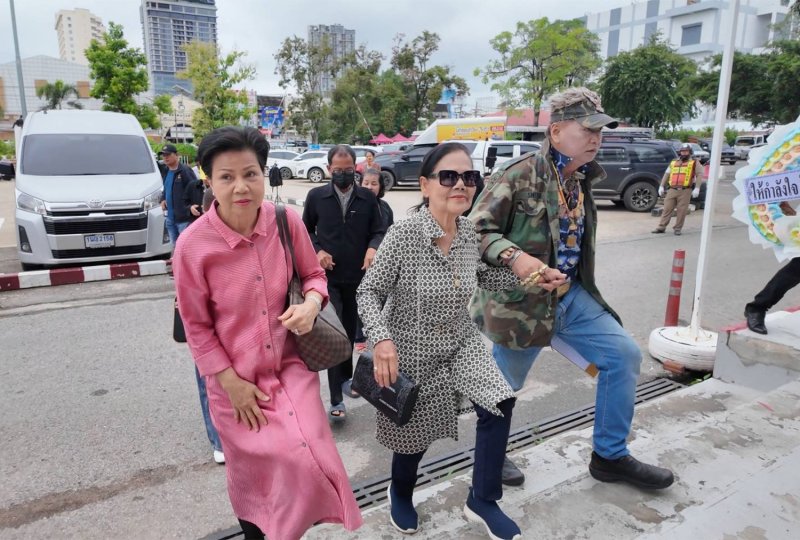 นางชมมณี น้อยจันทร์ หรือ “ป้าดา” (ซ้าย) และนางบัวไข สรสำมุทร (กลาง) ผู้จัดการมรดกของเหียง พิมพ์ศรี เดินทางมายังสถานีตำรวจภูธรเมืองขอนแก่น เพื่อรับทราบข้อกล่าวหาที่เกี่ยวข้องกับข้อพิพาทเรื่องที่ดินที่บริจาคให้กับวัดป่าในจังหวัดขอนแก่น (ภาพ: จักรพรรณ ณัฐรี)