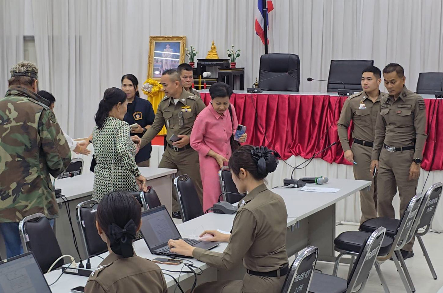 นางชมมณี น้อยจันทร์ หรือ “ป้าดา” (ชุดสีชมพู) ผู้เป็นตัวแทนทายาทของเหียง พิมพ์ศรี ซึ่งบริจาคที่ดินที่สร้างวัดป่าเมื่อสามทศวรรษที่แล้ว พบพนักงานสอบสวนที่สถานีตำรวจภูธรเมืองขอนแก่น เมื่อวันศุกร์ (ภาพ: จักรพรรณ ณัฐรี)