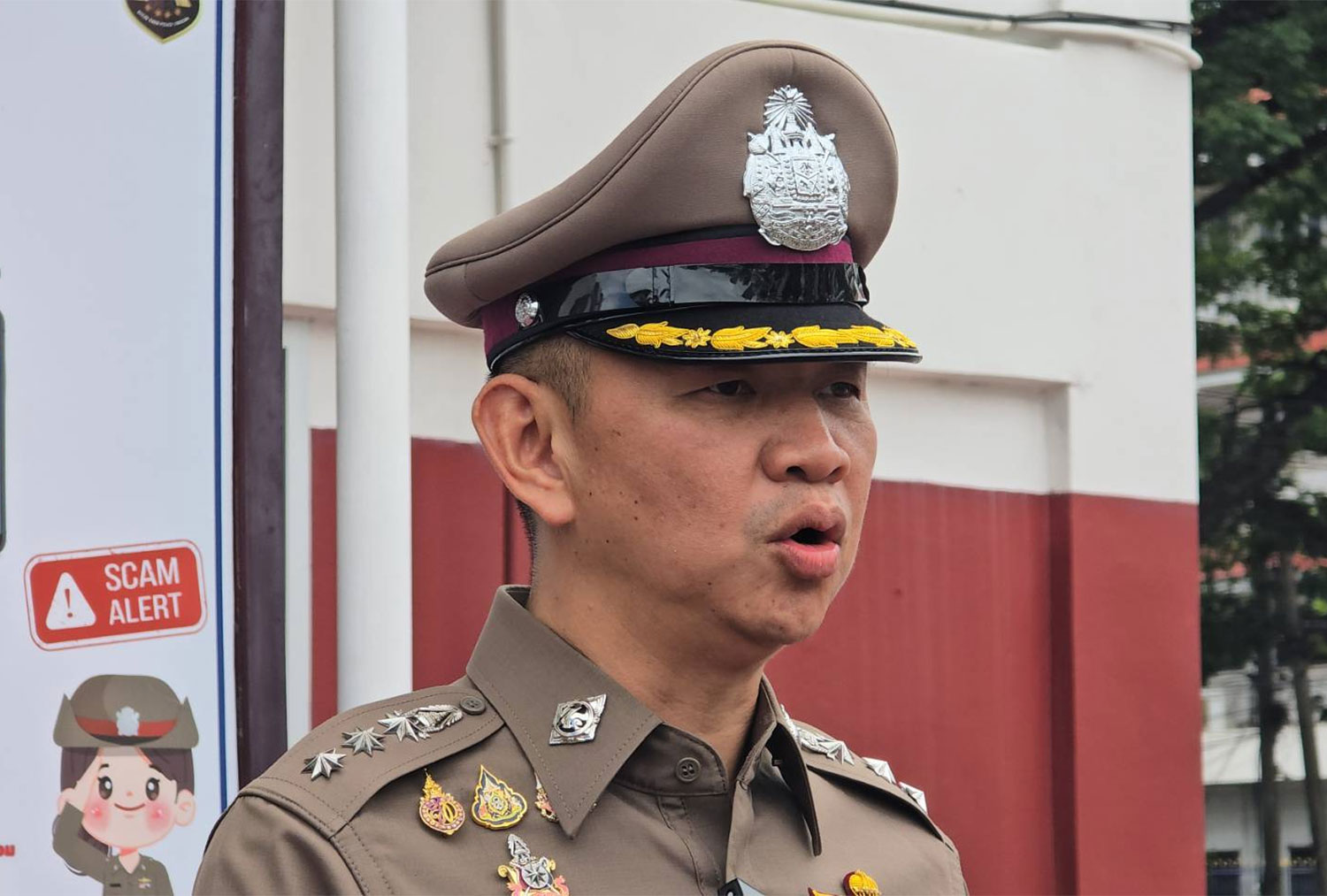 พ.ต.อ.ยศวัตร์ แก้วสืบธัญนิจ ผู้กำกับการสถานีตำรวจภูธรเมืองขอนแก่น ให้สัมภาษณ์ผู้สื่อข่าวเกี่ยวกับข้อกล่าวหาที่แจ้งต่อนางชมมณี น้อยจันทร์ และผู้ต้องสงสัยรายอื่นๆ (ภาพ: จักรพรรณ ณัฐรี)