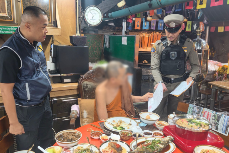 ตำรวจแสดงหมายจับต่อพระวัชรญาณ เจ้าอาวาสวัดพุทไธศวรรย์ อายุ 66 ปี ในข้อหาทุจริตเงินวัด เมื่อวันพฤหัสบดี (ภาพ: จัดหาให้/วัสสัย งามคำ)