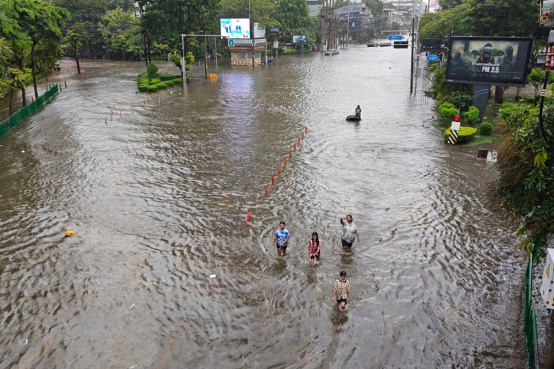 น้ำท่วมบริเวณสี่แยกมิตรสัมพันธ์ ถนนเพชรบุรี ในกรุงเทพฯ เมื่อวันเสาร์