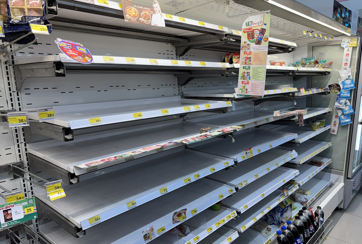 ชั้นวางสินค้าในร้านเซเว่นอีเลฟเว่นย่านประชาชื่นในกรุงเทพฯ เช้าวันเสาร์