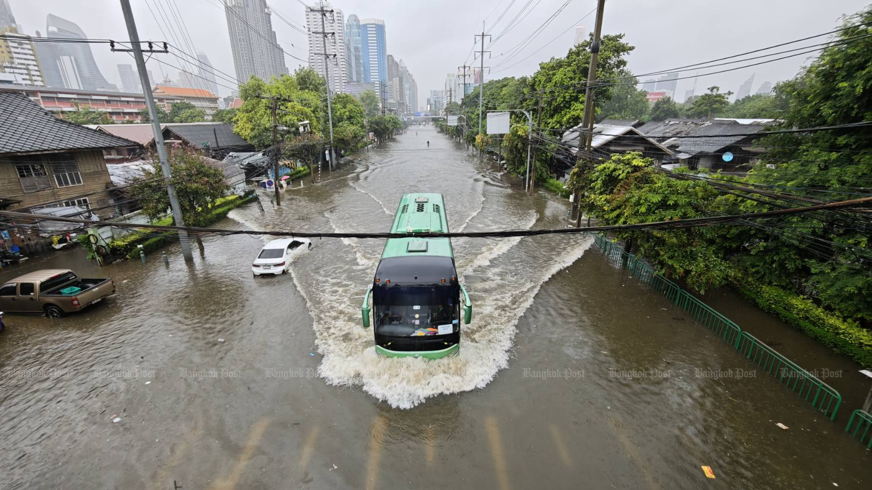 น้ำท่วมบริเวณสี่แยกมิตรสัมพันธ์ ถนนเพชรบุรี ในกรุงเทพฯ เมื่อวันเสาร์