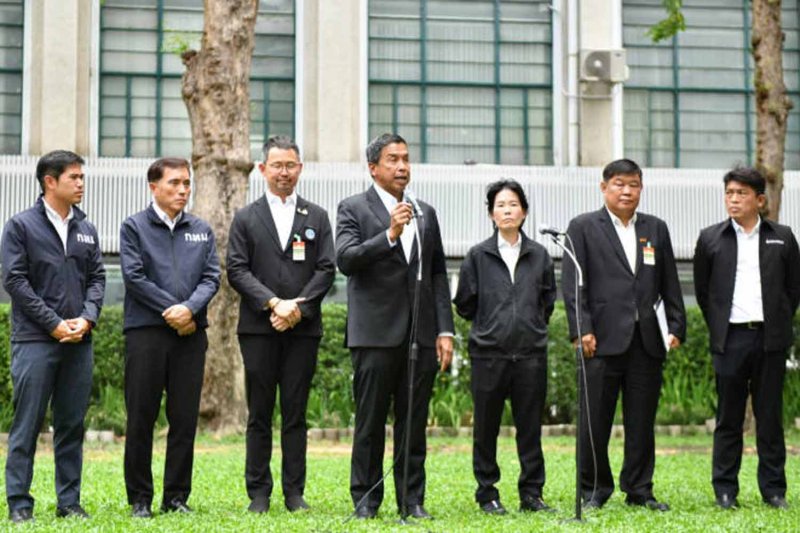 ผู้ว่าราชการกรุงเทพมหานคร ชัชชาติ สิทธิพันธุ์ หารือประเด็นศูนย์ข้อมูลในเมืองหลวง โดยมีเจ้าหน้าที่จากกระทรวงพลังงาน การไฟฟ้านครหลวง และการประปานครหลวง เข้าร่วมการประชุมที่ศาลาว่าการกรุงเทพมหานคร เมื่อวันพุธ (ภาพ: กรุงเทพมหานคร)