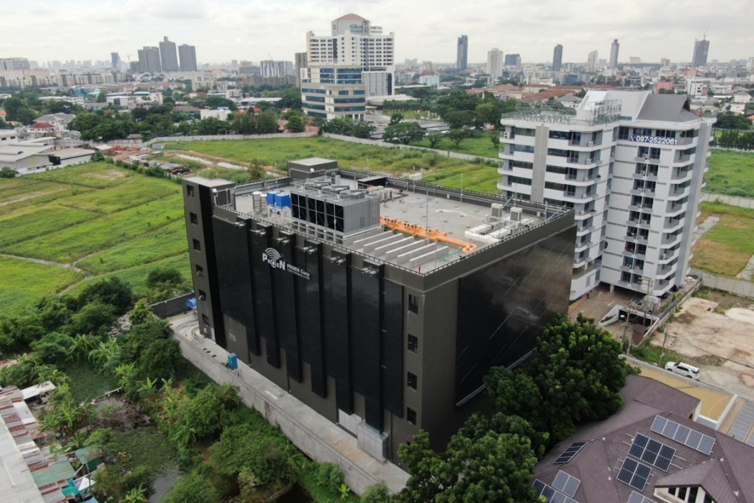 ศูนย์ข้อมูล Edgnex เป็นอาคาร 5 ชั้น บนถนนพระราม 9-ศรีนครินทร์ ในพื้นที่สวนหลวง เป็นการร่วมทุนระหว่าง Damac Group ผู้พัฒนาอสังหาริมทรัพย์จากสหรัฐอาหรับเอมิเรตส์ และ Proen Corp ผู้ให้บริการด้านไอทีที่จดทะเบียนในตลาดหลักทรัพย์ MAI