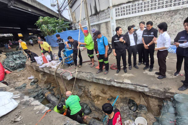 เจ้าหน้าที่และพนักงานตรวจสอบท่อใต้ดินถนนเชื้อเพลิง เขตคลองเตย กรุงเทพฯ ใต้สะพานยกระดับพระราม 3 (ภาพ: กระทรวงพลังงาน)