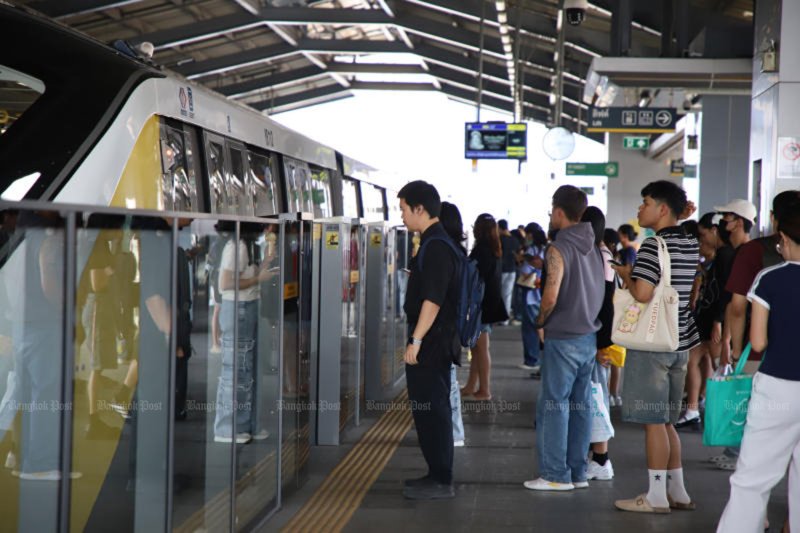 ผู้โดยสารต่อคิวใช้บริการรถไฟฟ้าสายสีเหลืองที่สถานีบางกะปิ กรุงเทพฯ เมื่อวันที่ 5 เมษายน 2569 (ภาพ: วรุธ หิรัญเทพ)