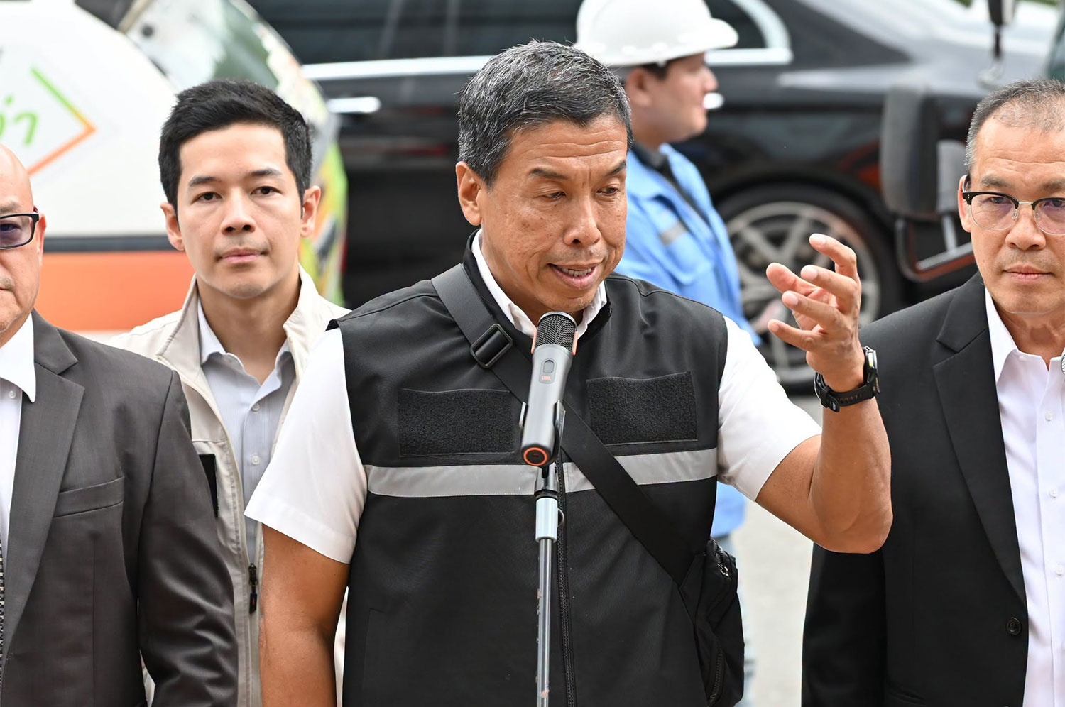 นายชัชชาติ สิทธิพันธุ์ ผู้ว่าราชการกรุงเทพมหานคร พูดคุยกับนักข่าวเกี่ยวกับงานของกรุงเทพมหานครในการแก้ไขปัญหาสายไฟฟ้าและสายโทรคมนาคมที่รกรุงรังมานานหลายทศวรรษ (ภาพ: กรุงเทพมหานคร)