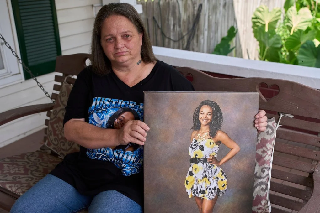Christy Spivey โพสท่าถ่ายรูปกับภาพเหมือนของ Tasia Fortune บุตรสาวผู้ล่วงลับของเธอที่เมือง Marion รัฐ Kentucky เมื่อวันที่ 8 กันยายน
