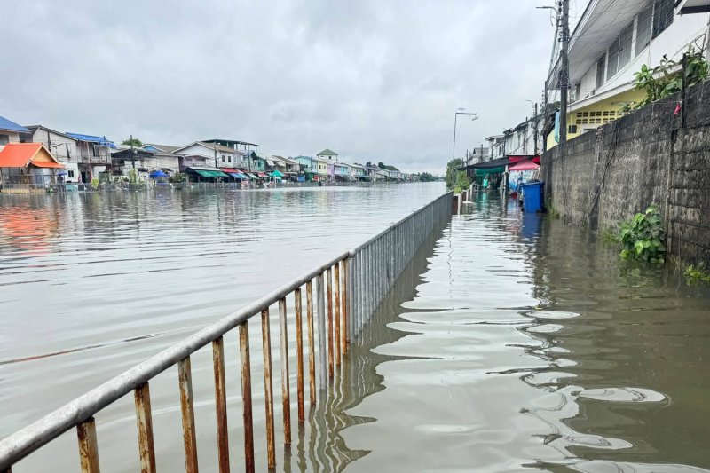 ทางเดินริมคลองบางเขน เขตบางเขนจมอยู่ใต้น้ำหลังกรุงเทพฯ เผชิญฝนตกหนักเมื่อวันศุกร์ (ภาพ: บัญชี X ของ @fm91trafficpro)