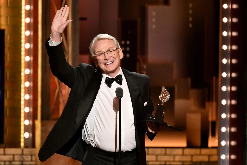 บ็อบ แม็กกี รับรางวัลการออกแบบเครื่องแต่งกายยอดเยี่ยมจากละครเพลง The Cher Show ที่งาน Tony Awards ในนิวยอร์ก เมื่อวันที่ 9 มิถุนายน 2019 ดีไซเนอร์ผู้นี้เสียชีวิตเมื่อวันจันทร์ด้วยวัย 87 ปี ภาพ: Invision / AP