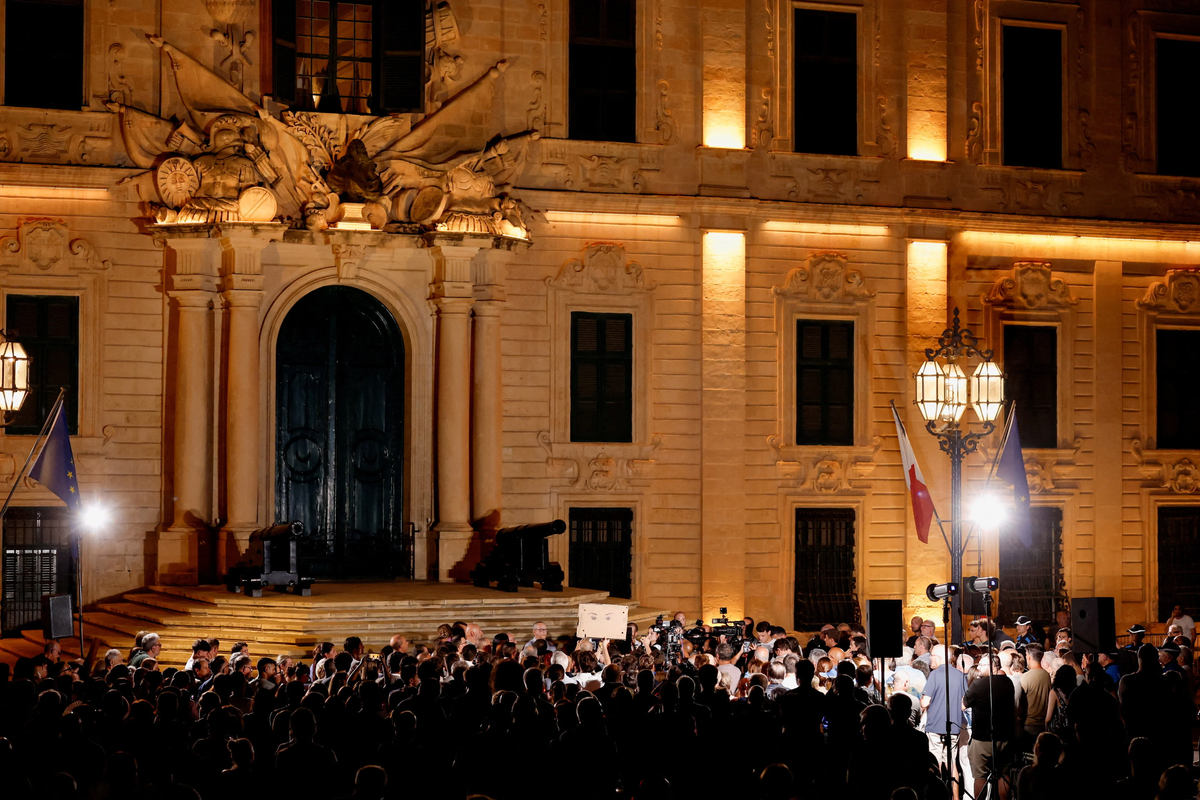 ประชาชนรวมตัวประท้วงนอกทำเนียบ Auberge de Castille ซึ่งเป็นสำนักงานของนายกรัฐมนตรีมาลตา หลังนาย ยอร์เกน เฟเนช นักธุรกิจชาวมาลตาถูกตัดสินพ้นผิด