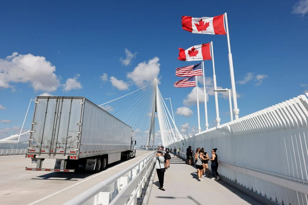 รถบรรทุกข้ามเข้าสู่สหรัฐอเมริกาบนสะพาน Gordie Howe International Bridge ซึ่งเชื่อมต่อเมืองวินด์เซอร์ รัฐออนแทรีโอ และเมืองดีทรอยต์ รัฐมิชิแกน แคนาดาได้ประกาศมาตรการตอบโต้ด้วยการเก็บภาษีนำเข้าสินค้าสหรัฐฯ ในอัตรา 15 ถึง 50 เปอร์เซ็นต์ ซึ่งเป็นการยกระดับสงครามการค้าระหว่างสองพันธมิตรที่ใกล้ชิดกันทางประวัติศาสตร์ ภาพ: AFP