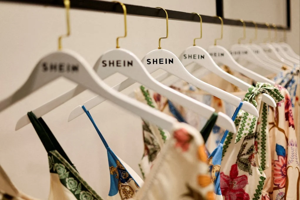 เสื้อผ้าจากแบรนด์แฟชั่นรวดเร็ว Shein แขวนอยู่ในสำนักงานของบริษัทที่เซาเปาโล บราซิล เมื่อวันที่ 15 ธันวาคม 2025 ภาพ: Reuters