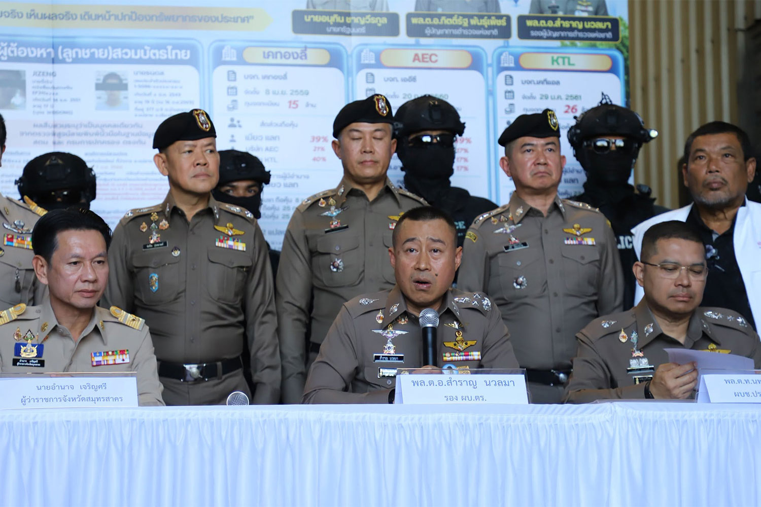 พล.ต.อ. สำราญ นวลมา รองผู้บัญชาการตำรวจแห่งชาติ แถลงข่าวการจับกุมผู้ลี้ภัยชาวจีนและบุตรชาย (ภาพ: สำนักงานประชาสัมพันธ์จังหวัดสมุทรสาคร)