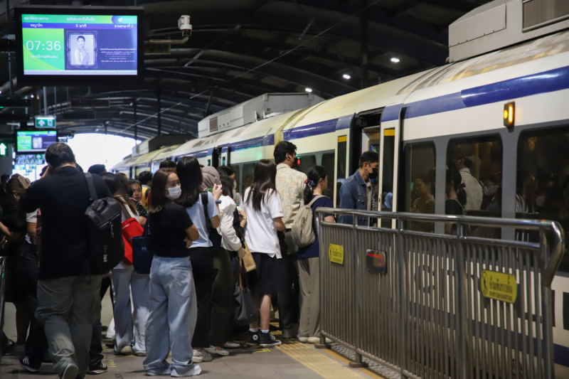 ผู้โดยสารกำลังขึ้นรถไฟ Airport Rail Link ที่สถานีรามคำแหงในกรุงเทพฯ เมื่อวันพฤหัสบดี (ภาพ: วรุฒ หิรัญเทพ)
