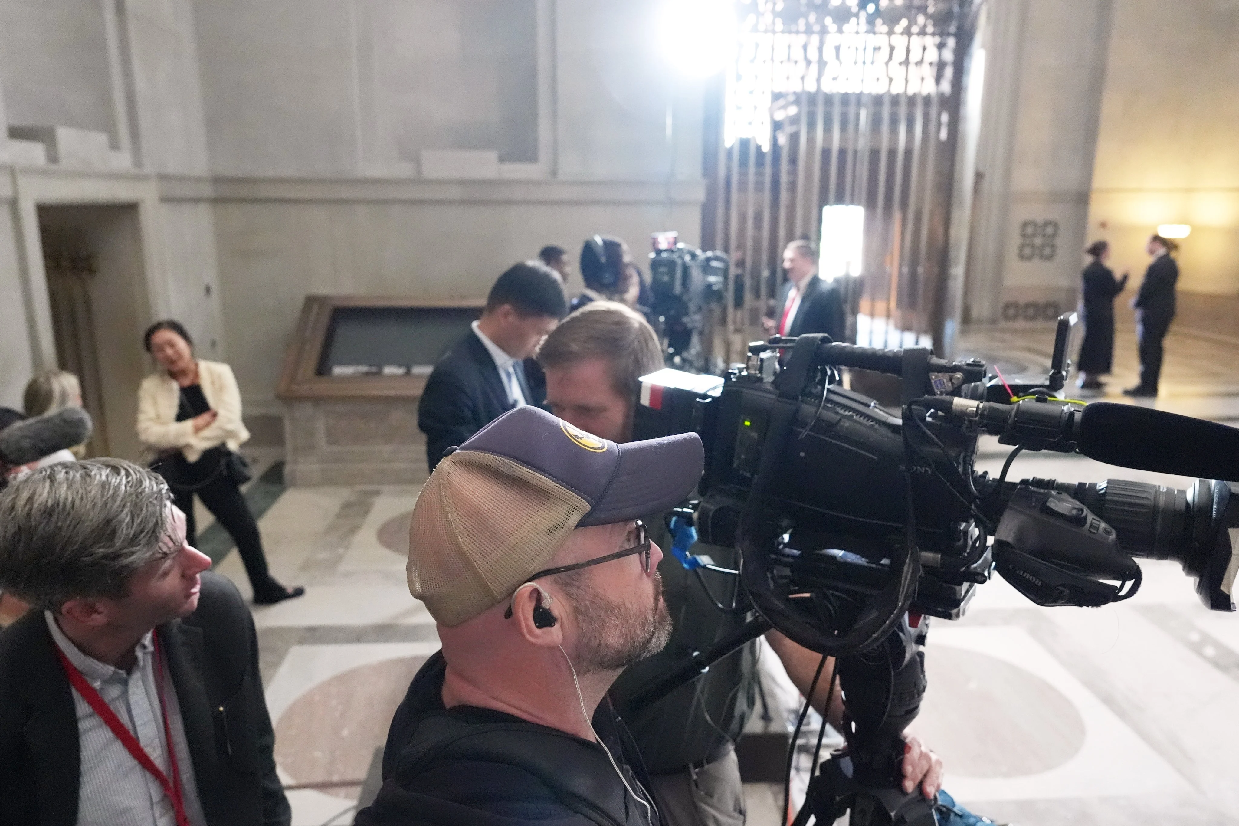 ทีมงานกล้องของ CNN เตรียมถ่ายทอดการเยือนหอจดหมายเหตุแห่งชาติในกรุงวอชิงตันของประธานาธิบดีโดนัลด์ ทรัมป์ ผู้นำสหรัฐฯ และประธานาธิบดีสี จิ้นผิง ของจีน เมื่อวันศุกร์
