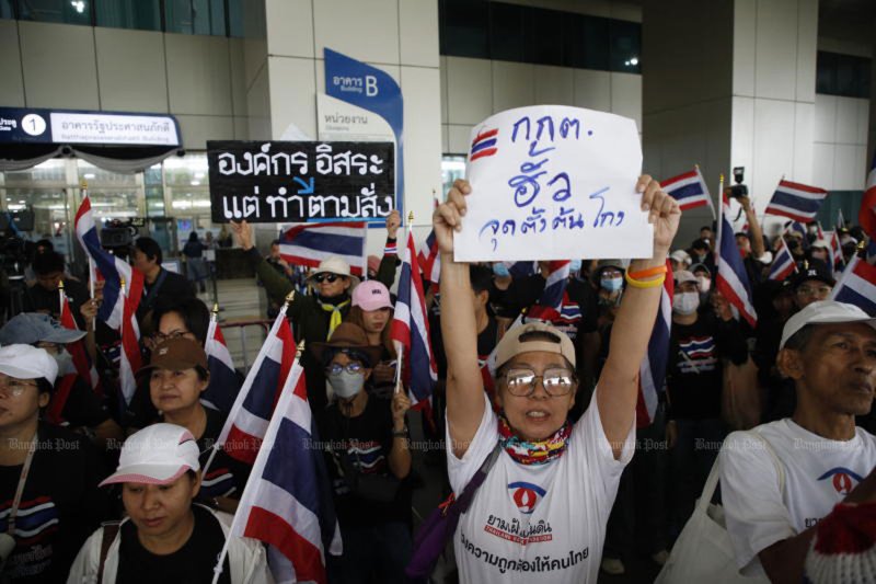ผู้สนับสนุนนายสนธิ ลิ้มทองกุล แกนนำกลุ่ม “ทวงคืนประเทศไทย” รวมตัวที่สำนักงานคณะกรรมการการเลือกตั้ง เพื่อยื่นคำร้องเกี่ยวกับการจัดการกรณีการสมคบคิดในการเลือกตั้ง ส.ว. (ภาพ: ภัทรพงษ์ ฉัตรภัทรศิลป์)