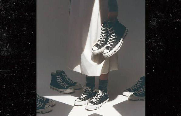 ภาพจากอินสตาแกรมของ Converse ซึ่งถูกลบไปแล้ว นางแบบสวมรองเท้า Converse และกระโปรงสีขาว ยืนอยู่ท่ามกลางรองเท้าคู่อื่นๆ และถือรองเท้าคู่หนึ่งไว้ในมือ เงาบนพื้นทำให้เกิดภาพดาว และมีเงารูปสามเหลี่ยมบนกระโปรงของเธอ