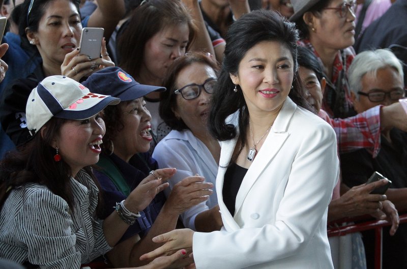 ยิ่งลักษณ์ ชินวัตร ทักทายผู้สนับสนุนขณะเดินทางถึงศาลฎีกาเพื่อขึ้นศาลในเดือนมิถุนายน 2017