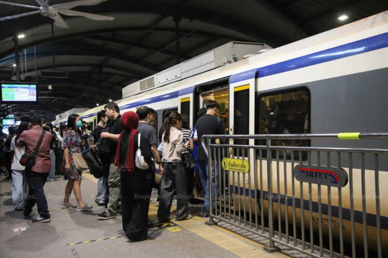 ผู้โดยสารกำลังขึ้นรถไฟฟ้าแอร์พอร์ต เรล ลิงก์ ที่สถานีรามคำแหงในกรุงเทพฯ เมื่อต้นเดือนที่ผ่านมา