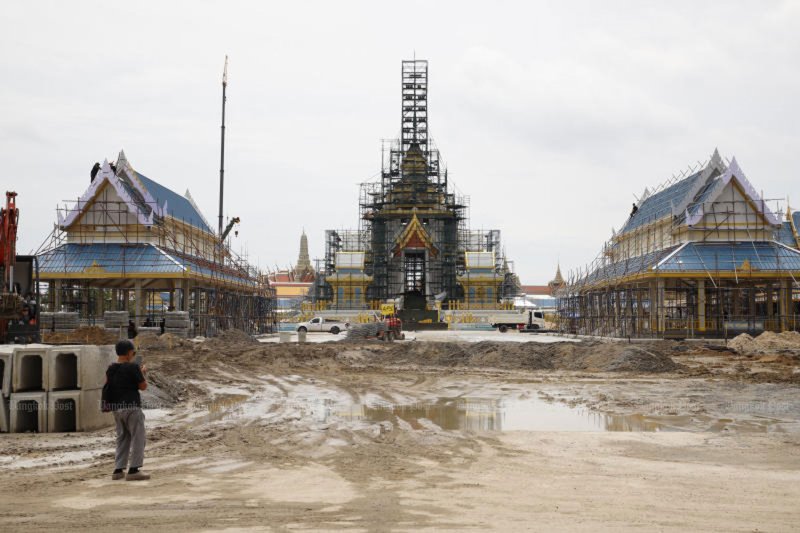 ภาพความคืบหน้าการก่อสร้างพระเมรุมาศ ณ ท้องสนามหลวง ในวันอังคาร ก่อนพระราชพิธีถวายพระเพลิงพระบรมศพสมเด็จพระนางเจ้าสิริกิติ์ พระบรมราชชนนีพันปีหลวง ซึ่งมีกำหนดจัดขึ้นในวันที่ 15-19 ธันวาคม (ภาพ: ภัทรพงษ์ ฉัตรภัทรศิลป์)