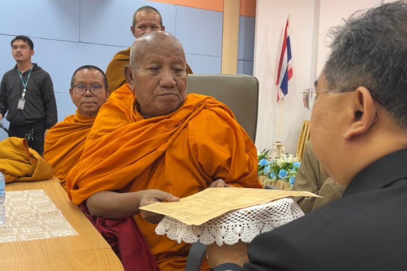 พระครูอดุลยสารานิเทศ เจ้าอาวาสวัดป่าอดุลยาราม อำเภอเมือง จังหวัดขอนแก่น รับโฉนดที่ดินที่ได้มีการแก้ไขข้อมูลกรรมสิทธิ์ให้วัดเป็นเจ้าของ จากเจ้าหน้าที่ที่ดินเมื่อวันพุธ