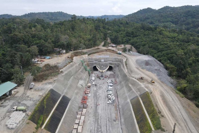 โครงการรถไฟเด่นชัย–เชียงราย–เชียงของมีความคืบหน้ากว่า 70% โดยอุโมงค์งาวความยาว 6.2 กม. คาดว่าจะเป็นอุโมงค์รถไฟที่ยาวที่สุดของไทยเมื่อสร้างเสร็จ มีกำหนดเปิดให้บริการในปี 2571 ภาพ: การรถไฟแห่งประเทศไทย