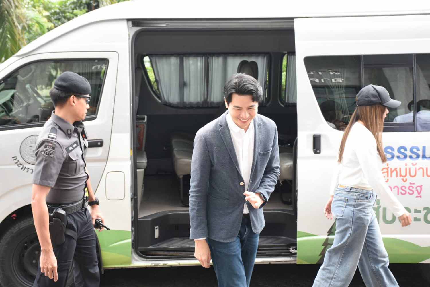 นายปวุฒิ พงษ์วิทยาภาณุ ส.ส. พรรคประชาชน (บน) และนักแสดง นายรัฐภูมิ โตคงทรัพย์ (ล่าง) เดินทางมาถึงสำนักงานอัยการสูงสุดเมื่อวันพฤหัสบดี (ภาพ: จัดหาให้)
