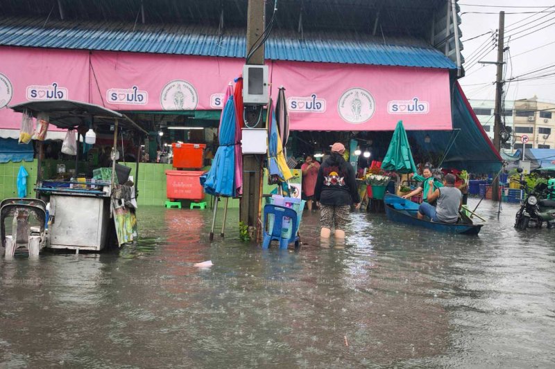 ตลาดประชานิเวศน์ 1 เขตจตุจักร กรุงเทพฯ ถูกน้ำท่วมเมื่อช่วงเช้าวันอาทิตย์
