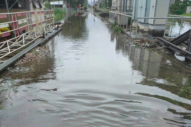 บางส่วนของเส้นทางรถไฟสายตะวันออกในกรุงเทพฯ ยังคงถูกน้ำท่วมเต็มพื้นที่เมื่อวันจันทร์ (ภาพ: การรถไฟแห่งประเทศไทย)