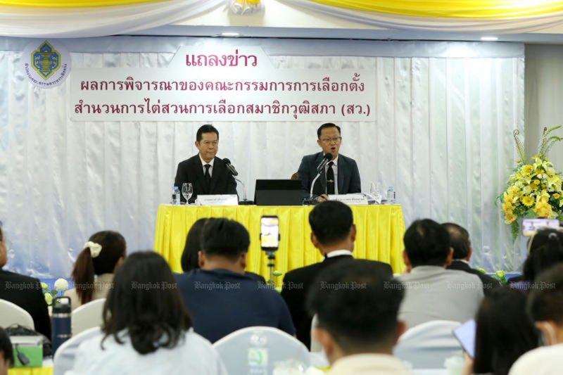 คณะกรรมการการเลือกตั้ง (กกต.) โดยนายณรงค์ กลั่นวารินทร์ (ซ้าย) แถลงผลการพิจารณาคดีฮั้วเลือกตั้ง ส.ว. เมื่อวันที่ 14 กันยายน (ภาพ: ชนัต กตัญญู)