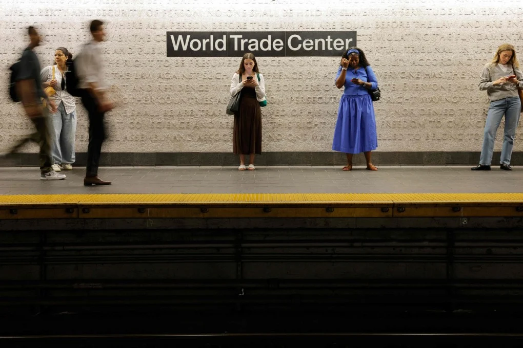 ผู้โดยสารรอรถไฟใต้ดินในนครนิวยอร์กเมื่อเดือนที่แล้ว ภาพ: Getty Images via AFP