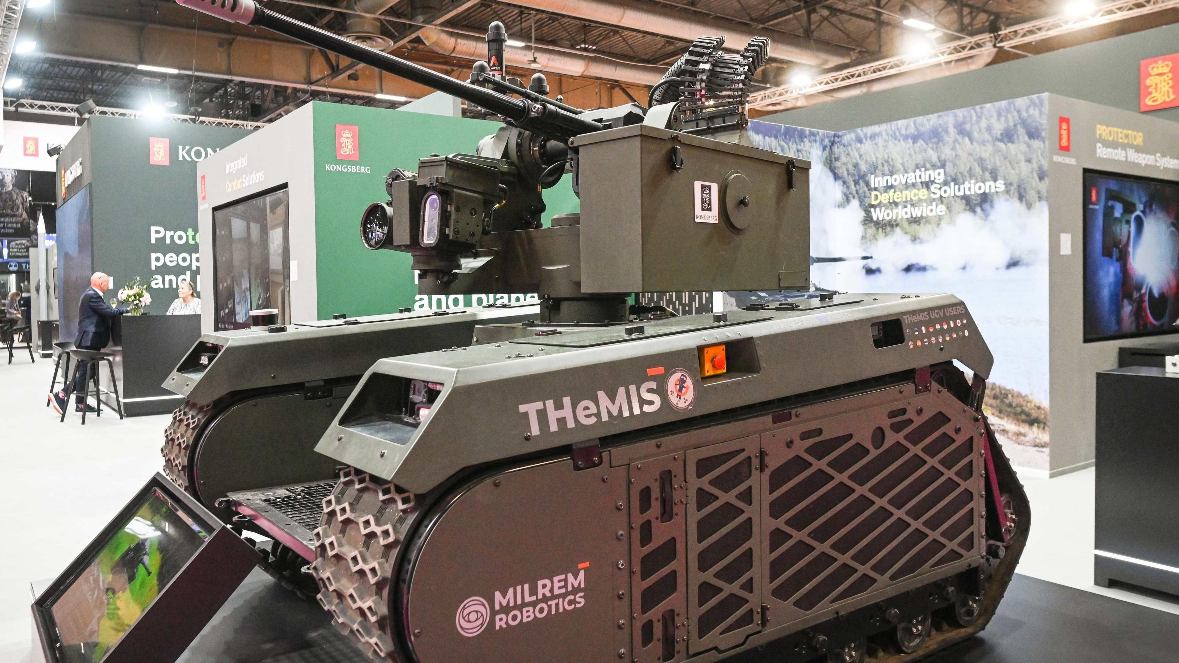 ยานยนต์ไร้คนขับที่สร้างโดย Milrem Robotics จัดแสดงในนิทรรศการที่กรุงปารีส