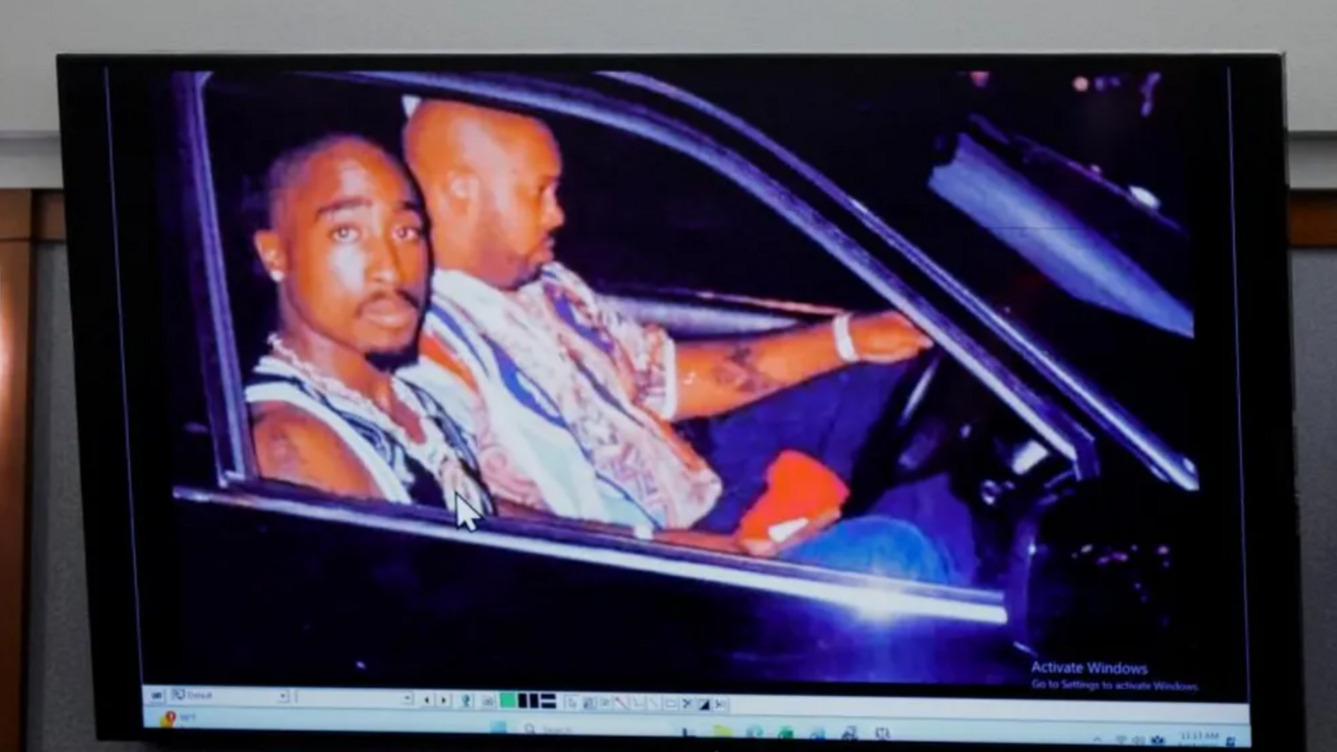 ภาพถ่ายปี 1996 ของแร็ปเปอร์ Tupac Shakur (ซ้าย) และ Marion "Suge" Knight ที่แสดงระหว่างการพิจารณาคดีฆาตกรรม