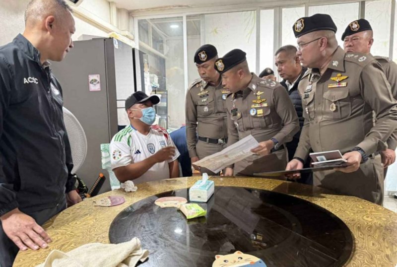 พลตำรวจเอก สำราญ นวลมา รองผู้บัญชาการตำรวจแห่งชาติ สอบสวนผู้ต้องสงสัยในคดีการจดทะเบียนเกิดปลอมเมื่อวันที่ 24 กรกฎาคม (ภาพจากตำรวจ)