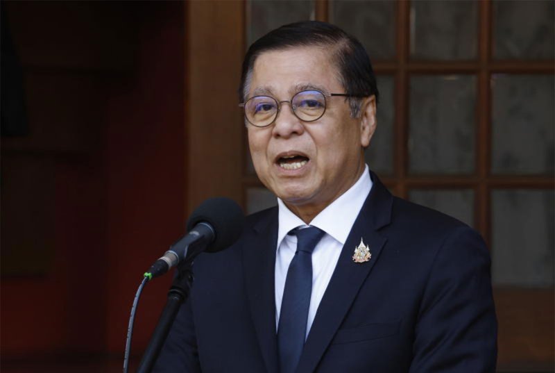 รัฐมนตรีต่างประเทศไทย สีหศักดิ์ พวงเกตุแก้ว กล่าวว่าเขาได้ขอให้เอกอัครราชทูตอิสราเอลจริงจังมากขึ้นในการบอกให้นักท่องเที่ยวชาวอิสราเอลเคารพวัฒนธรรมไทย – เพื่อปกป้องความสัมพันธ์ทวิภาคี นายสีหศักดิ์ ซึ่งเป็นรองนายกรัฐมนตรีด้วย ได้ให้สัมภาษณ์กับผู้สื่อข่าวหลังจากการหารือกับเอกอัครราชทูตอิสราเอล อโลนา ฟิชเชอร์-คัมม์ ที่กระทรวงฯ เมื่อวันอังคาร (ภาพ: ณัฐวัฒน์ วิเชียรบุตร)