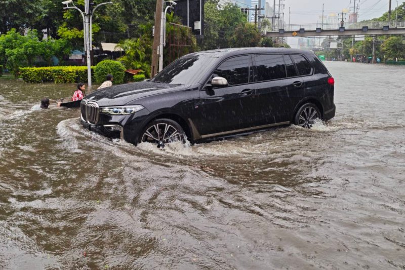 รถยนต์ BMW ฝ่าน้ำท่วมบนถนนเพชรบุรี กรุงเทพฯ เมื่อวันเสาร์