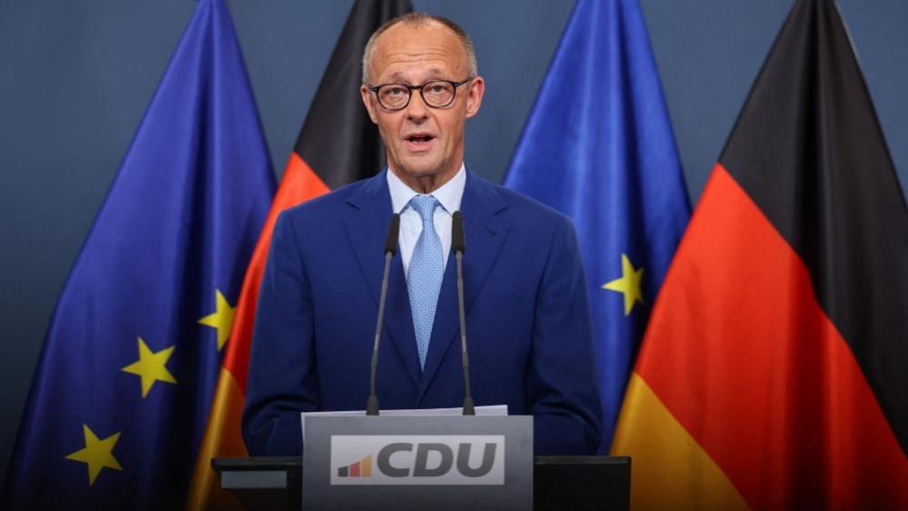 นายกรัฐมนตรีเยอรมนี Friedrich Merz แถลงการณ์หลังผลสำรวจคะแนนเสียงเบื้องต้นการเลือกตั้งรัฐเบอร์ลินและเมคเลนบูร์ก-ฟอร์พอมเมิร์น ที่สำนักงานใหญ่พรรค CDU ในกรุงเบอร์ลิน