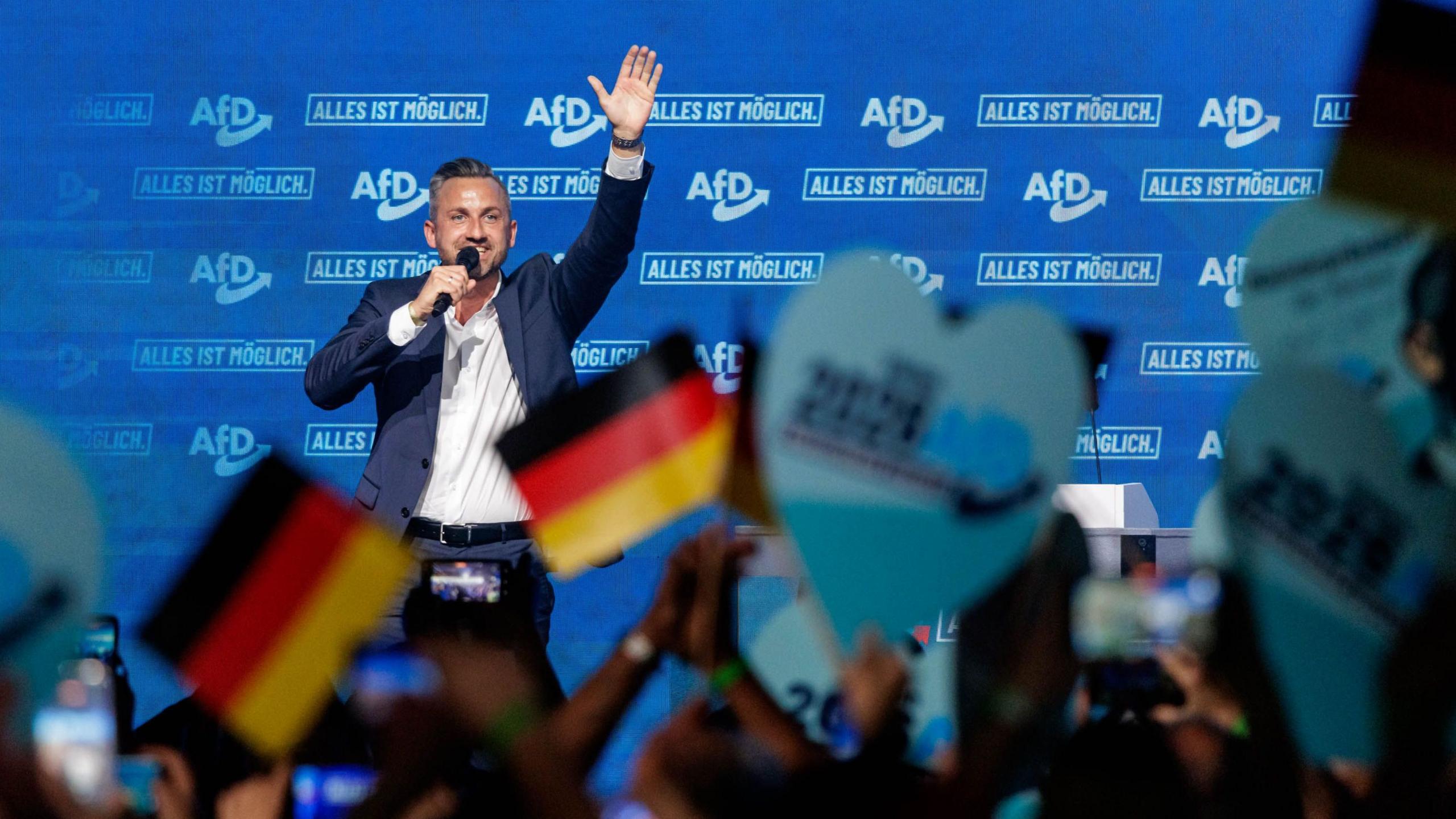 อุลริช ซีกมุนด์ ผู้สมัครนำของพรรค Alternative for Germany (AfD) ซึ่งเป็นพรรคขวาจัด กำลังพูดคุยกับผู้สนับสนุนระหว่างกิจกรรมรวมกลุ่มผู้ชื่นชอบรถจักรยานยนต์ซิมสัน ที่จัดโดยพรรค AfD ก่อนการเลือกตั้งระดับรัฐที่จะมีขึ้นในรัฐซัคเซิน-อันฮัลต์ วันที่ 26 กรกฎาคม 2026 ที่เมืองไวน์เซนเฟลส์ ประเทศเยอรมนี