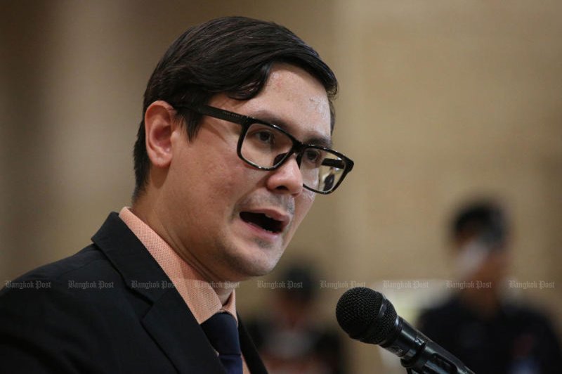 นายรังสิมันต์ โรม รองหัวหน้าพรรคประชาชน กล่าวว่ารัฐบาลใช้การอภิปรายด่วนเรื่องความไม่สงบในสามจังหวัดชายแดนใต้ เพื่อชะลอการพิจารณารายงานประจำปีของคณะกรรมการการเลือกตั้ง (ภาพจากแฟ้มภาพบางกอกโพสต์)