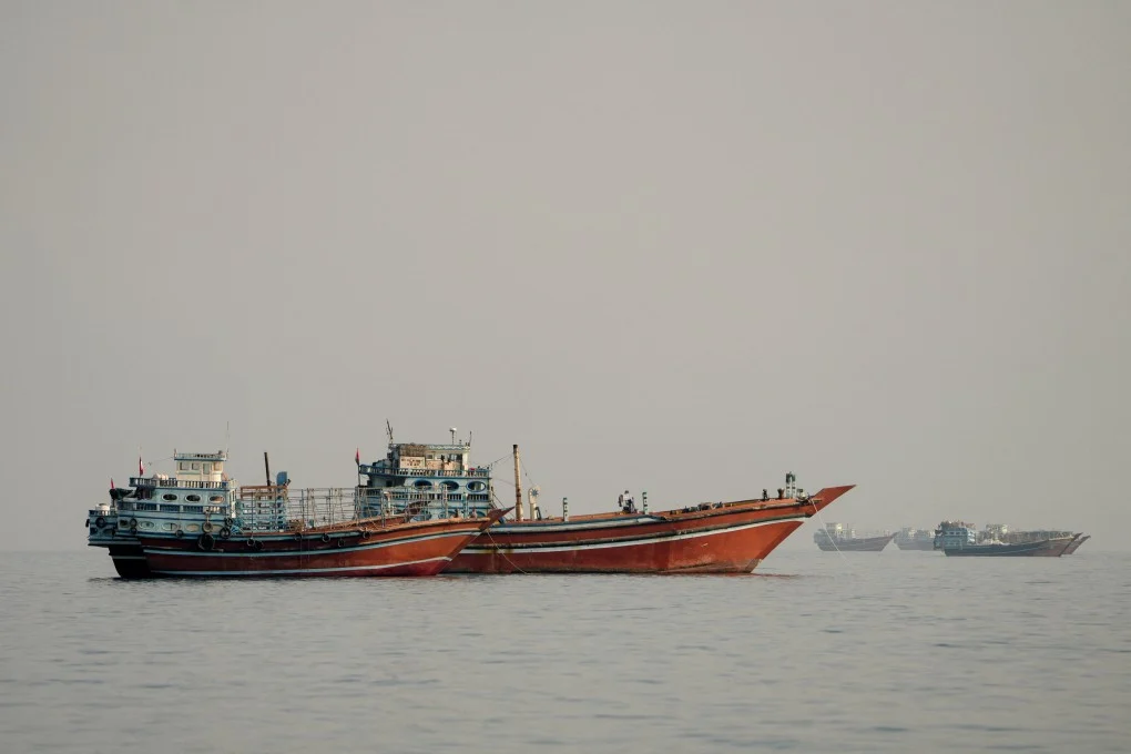เรือบรรทุกน้ำมันที่ช่องแคบฮอร์มุซ มองเห็นจากเขตมูซันดัม ประเทศโอมาน เมื่อวันพุธ