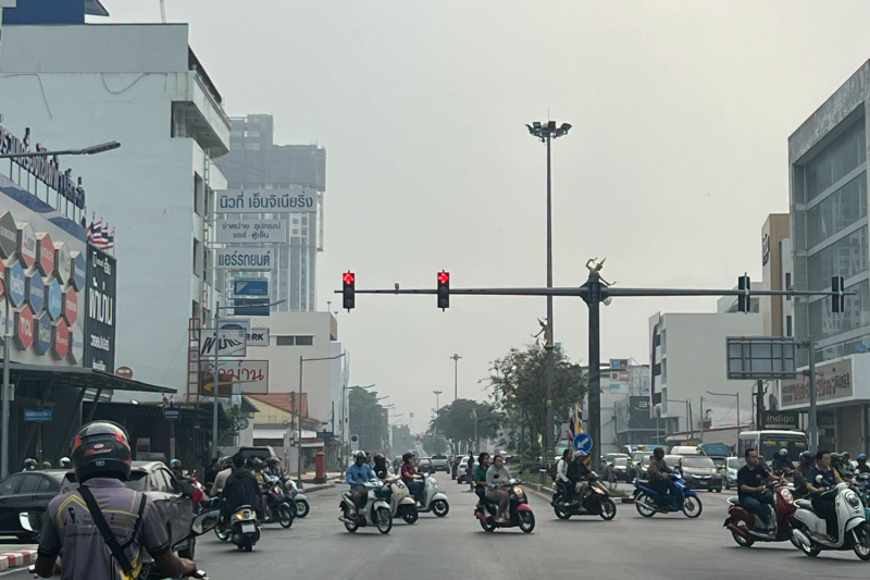 ผู้คนในพื้นที่เกาะห้อง อำเภอหาดใหญ่ จังหวัดสงขลา สัญจรไปมาบนถนนเช้าวันพุธ ท่ามกลางท้องฟ้าที่ถูกปกคลุมไปด้วยหมอกควันจากลมที่พัดมาจากอินโดนีเซีย (ภาพ: เทศบาลตำบลเกาะห้อง)