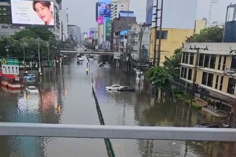 สภาพน้ำท่วมบริเวณสี่แยกคลองตัน ซึ่งเป็นจุดบรรจบของถนนรามคำแหง พัฒนาการ สุขุมวิท 71 และเพชรบุรี (ภาพ: เจ็ตจรัญ ณ ระนอง)