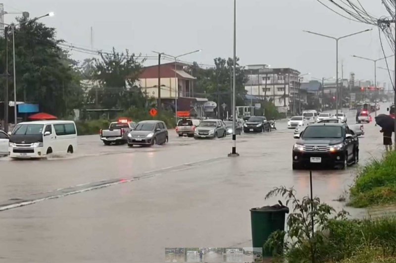 ฝนตกหนักทำให้น้ำท่วมในอำเภอสีคิ้ว จังหวัดนครราชสีมา เมื่อวันอาทิตย์ที่ผ่านมา (ภาพ: ประสิทธิ์ ตั้งประเสริฐ)